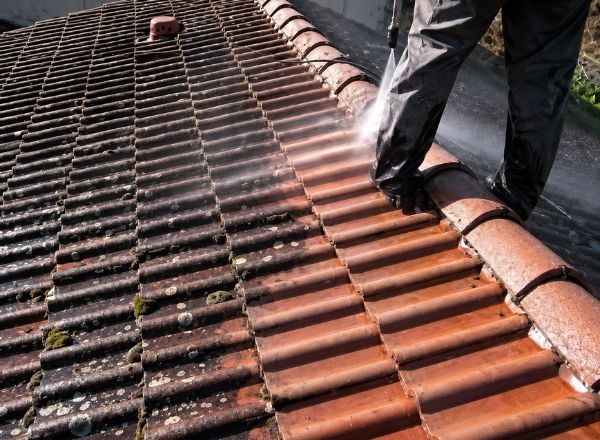 Démoussage et traitement hydrofuge d’une toiture en tuile